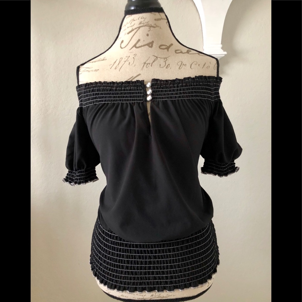 Pretty off the shoulder top!!